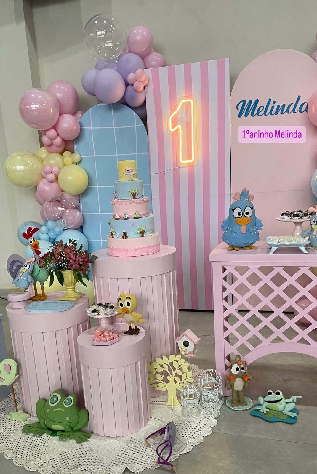 Mesa decorada em tons pastel para aniversário de 1 ano