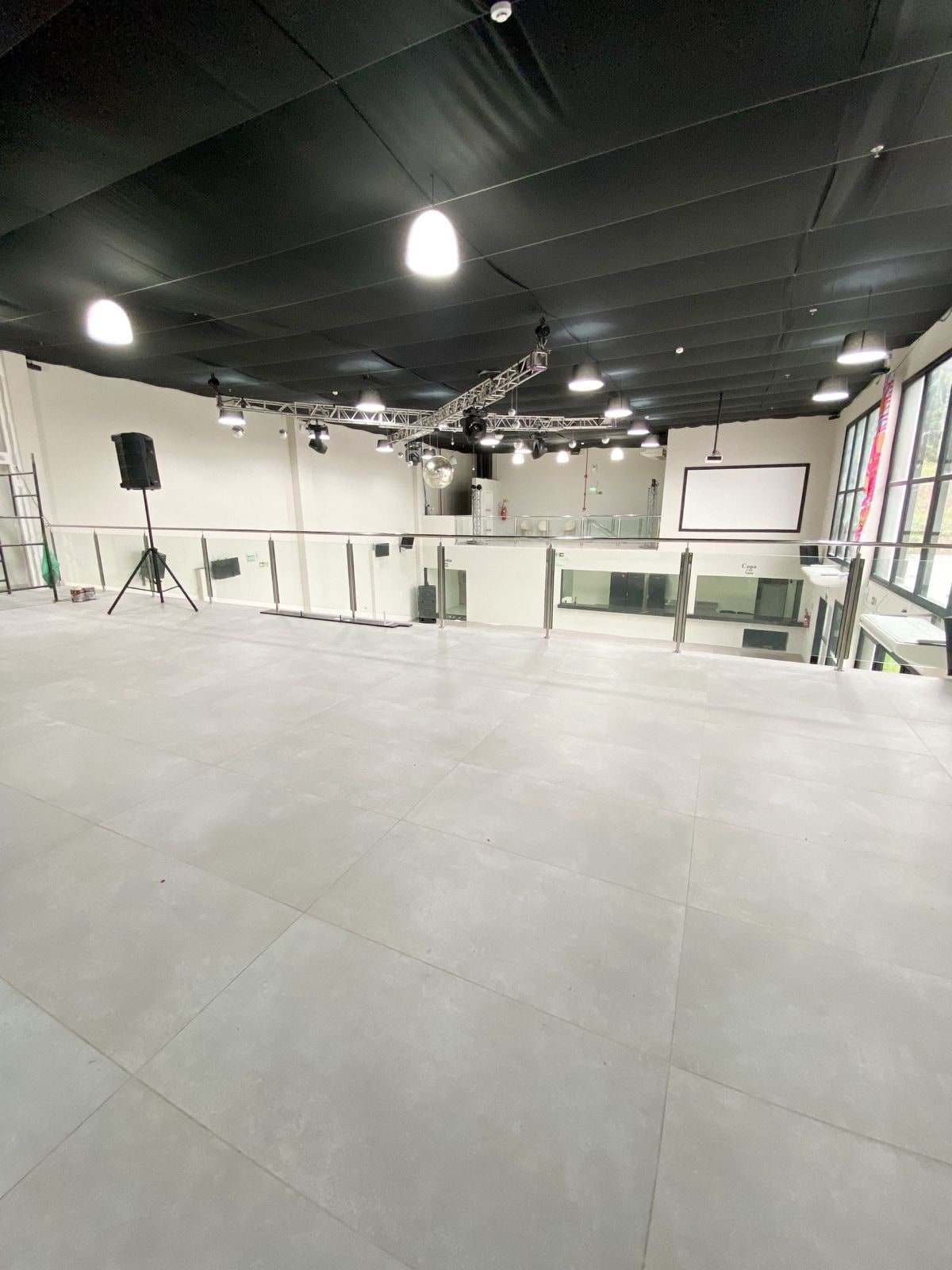 Mezanino com piso claro e vista aberta para o salão principal